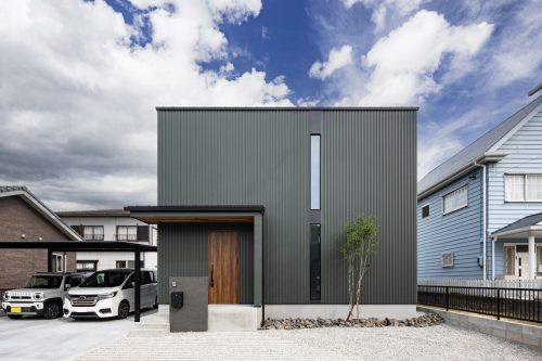 三重県の工務店ハウスクラフトの注文住宅黒いガルバリウムの外観