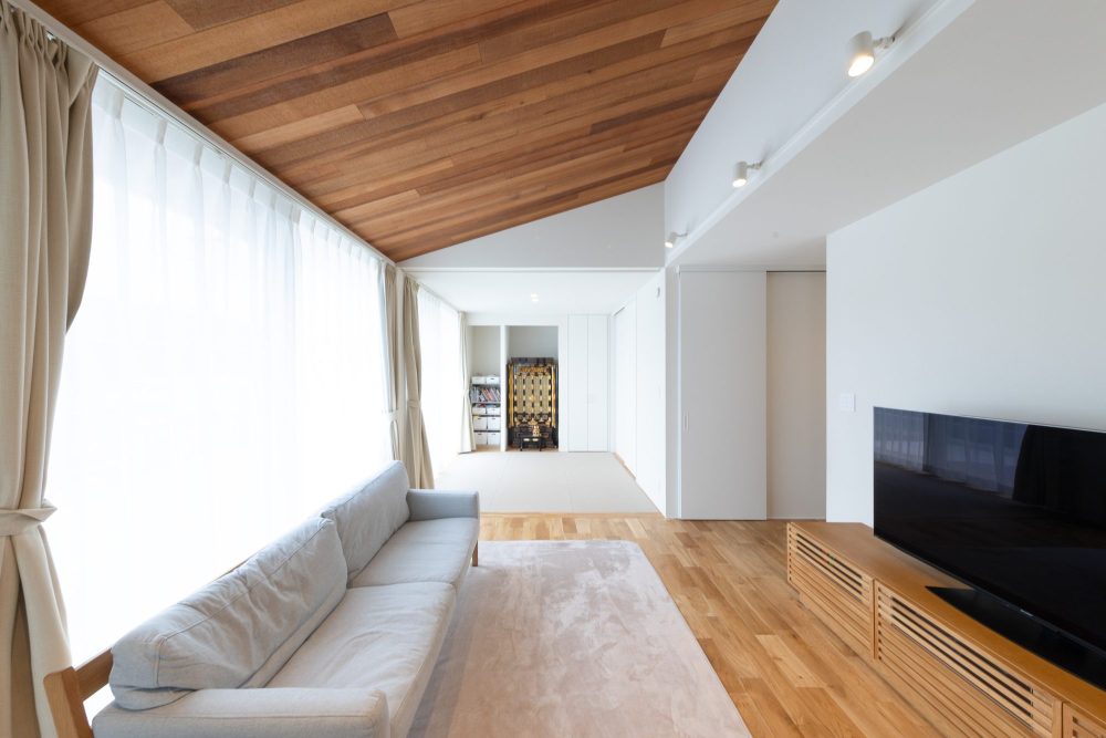 三重県の工務店ハウスクラフトが建てる注文住宅板張り天井のリビング