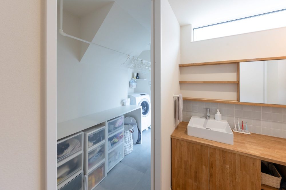 三重県の工務店ハウスクラフトが建てる注文住宅クローゼットとつながるランドリースペース