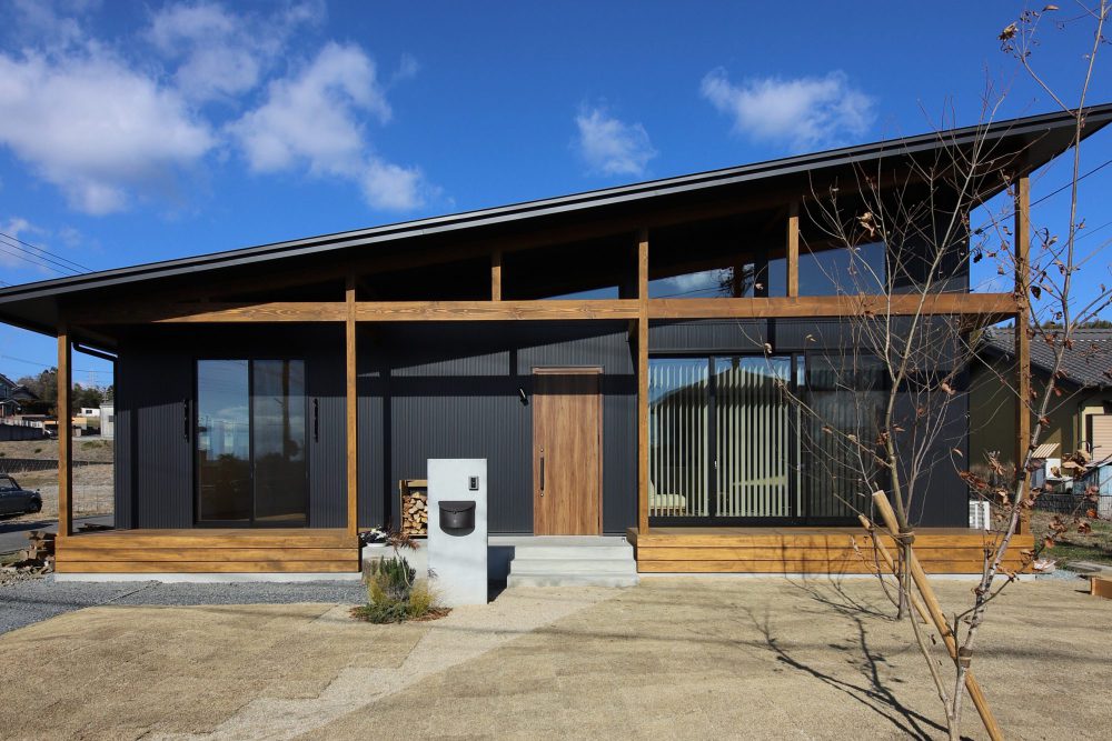 三重県の工務店ハウスクラフトが建てる薪ストーブのある片流れの屋根の平屋