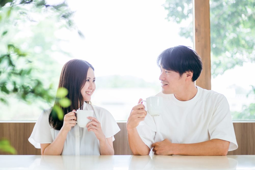 カフェで家づくりについて話す夫婦